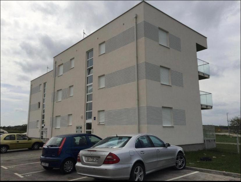 Apartmani Matko Nin Eksteriør bilde